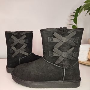 Koolaburra by Ugg Kids Victoria Short Boot in Black size 5